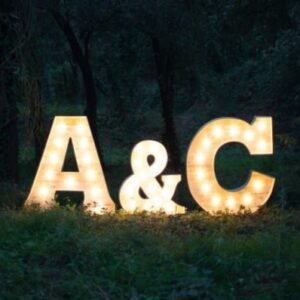 Letras iluminadas cada una de 120 de alto